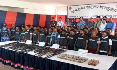 সুন্দরবনের কুখ্যাত ডাকাত ছোট জাহাঙ্গীর বাহিনীর প্রধানসহ ২৭ দস্যুর আত্মসমর্পণ