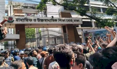 এবার ঢাকা শিক্ষাবোর্ড ঘেরাও করেছেন এইচএসসি পরীক্ষার্থীরা