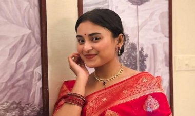 লাল শাড়িতে মোহময়ী অভিনেত্রী তটিনী, মুগ্ধ ভক্তরা