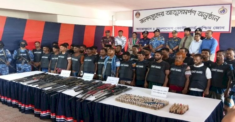 সুন্দরবনের কুখ্যাত ডাকাত ছোট জাহাঙ্গীর বাহিনীর প্রধানসহ ২৭ দস্যুর আত্মসমর্পণ