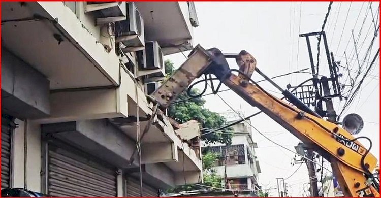 পশ্চিমবঙ্গে বুলডোজার দিয়ে গুঁড়িয়ে দেয়া হচ্ছে মমতার ভাতিজার কার্যালয়