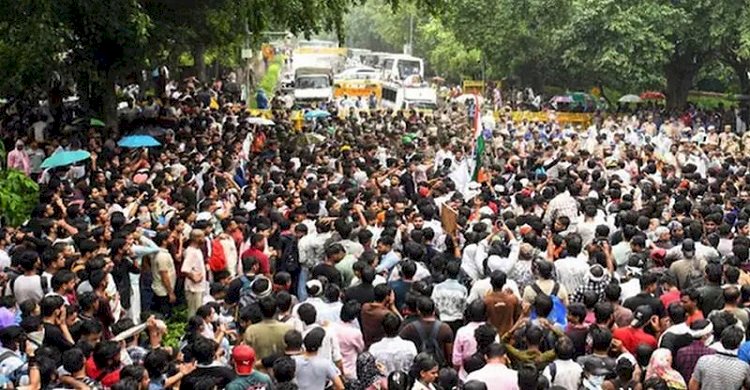 ভারতজুড়ে ককরোচের নতুন কর্মসূচি, সন্ধ্যায় মোমবাতি মিছিল