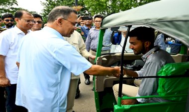জুলাই যোদ্ধাদের সিএনজি অটোরিকশা ও রিকশা উপহার দিলেন প্রধানমন্ত্রী তারেক রহমান