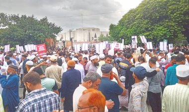 সংসদের সামনে ১১ দলীয় ঐক্যের অবস্থান, যোগ দিয়েছেন বিরোধী এমপিরা