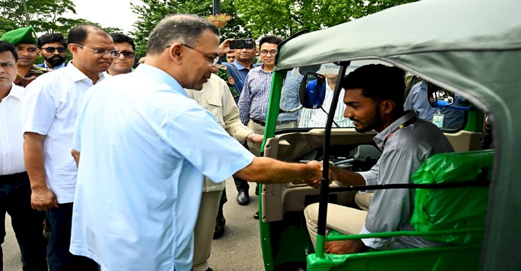 জুলাই যোদ্ধাদের সিএনজি অটোরিকশা ও রিকশা উপহার দিলেন প্রধানমন্ত্রী তারেক রহমান>
</div>
</div>
<div class=