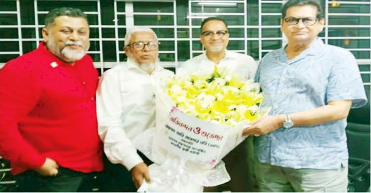 খুলনা-৫ আসনের সংসদ সদস্য মোহাম্মদ আলী আসগার লবিকে ফুলেল শুভেচ্ছা