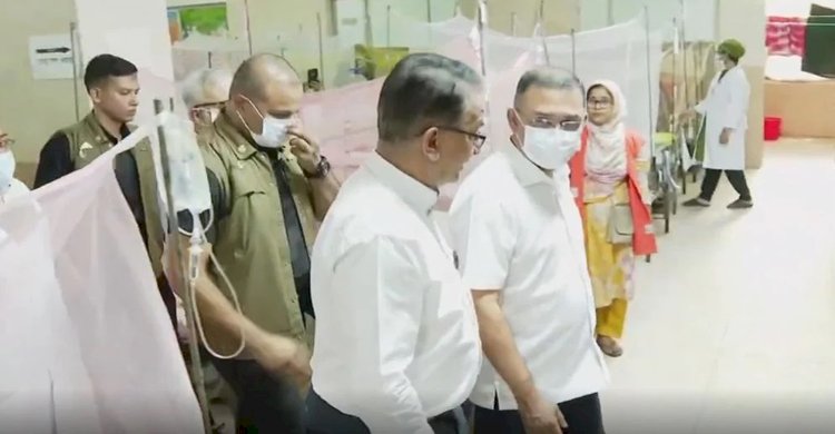 শিশু হাসপাতালের কক্ষে চিকিৎসককে ধূমপান করতে দেখে অসন্তুষ্ট প্রধানমন্ত্রী, বরখাস্তের নির্দেশ